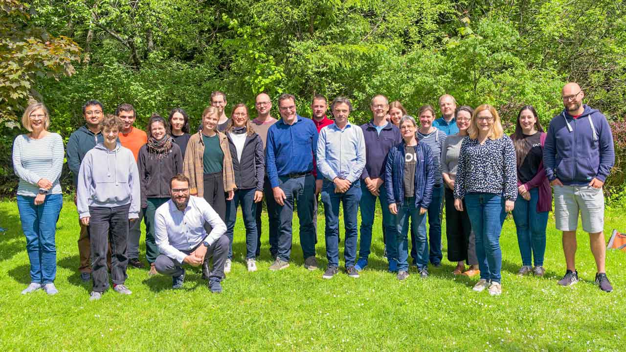 Cluster E (from left to right): Susanne Crewell, Awadhesh Pant, Linnu Bühler, Andrea Camplani, Sabrina Schnitt, Andreas Foth, Beril Aydin, Sophie Vliegen, Andreas Walbröl, Hannah Marie Eichholz, Max Maahn, Johannes Quaas, Phillip Eisenhuth, Hartmut Bösch, Justus Notholt, Lena Bruder, Annette rinke, Vera Schemann, Matthias Buschmann, Chlaire Pettersen, Kerstin Ebell, Sofie Tiedeck, Sandro Dahlke (Photo: Tilo Arnold, TROPOS).