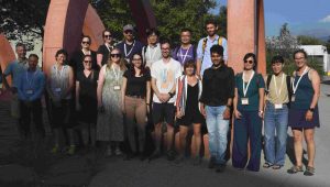 Group foto of workshop members outside in the sun.