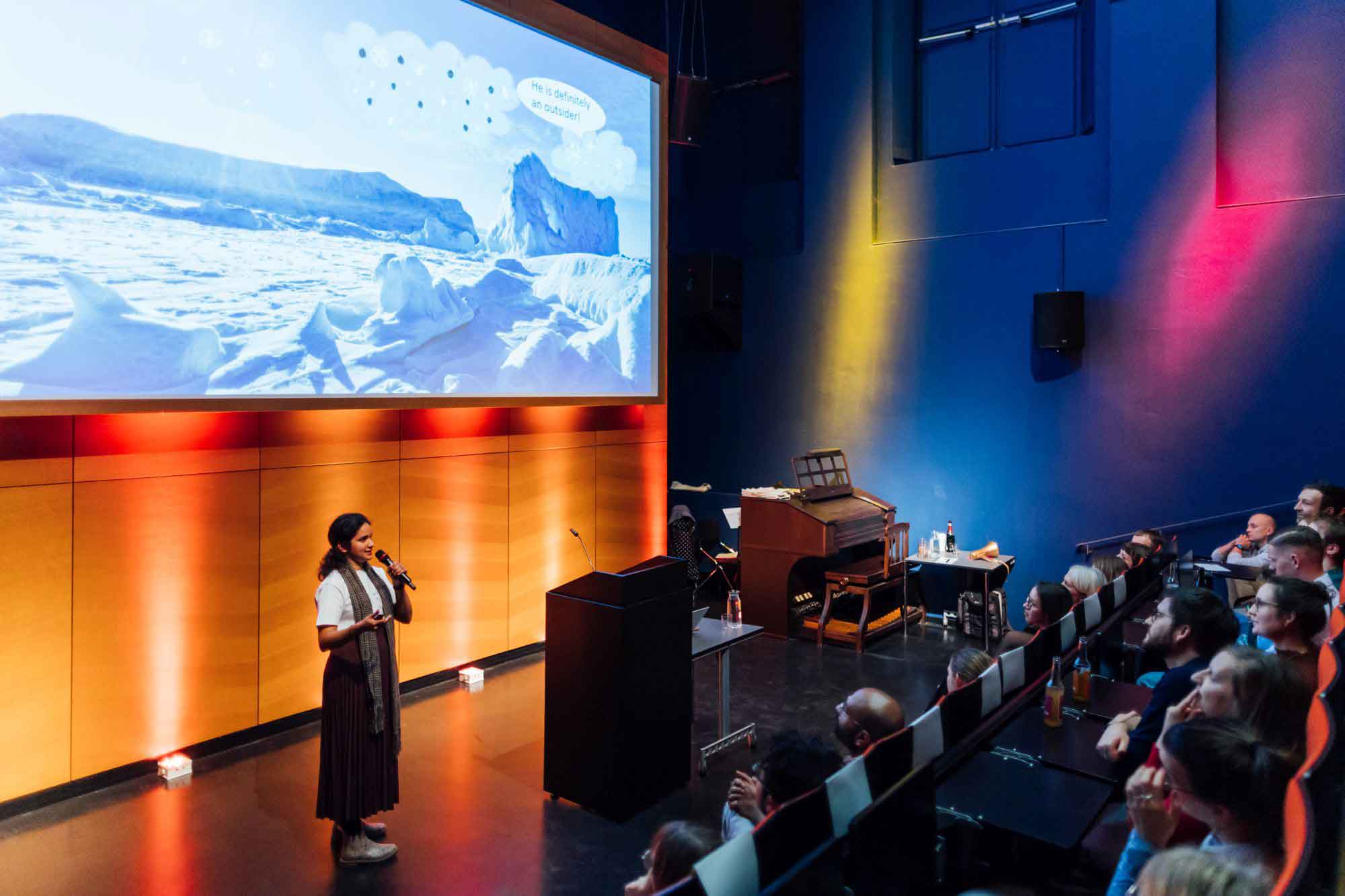 A scientist present her science in front of an audiance