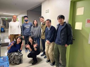 Group foto of people in a hall way
